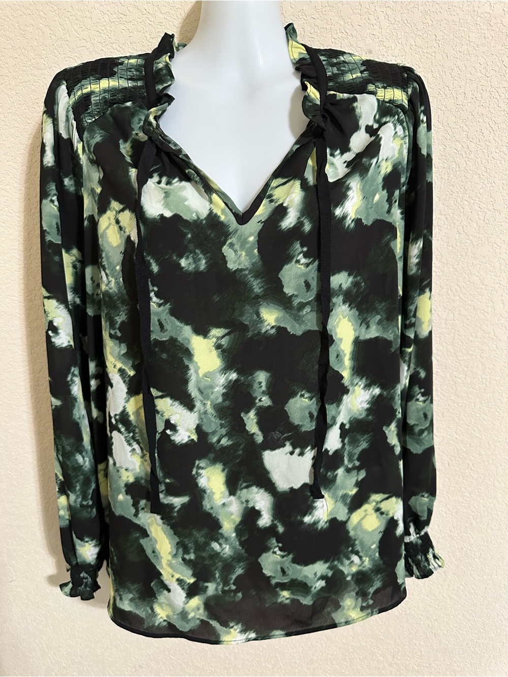 Simply Vera Wang Black and Green Abstract Tie-Neck Blouse